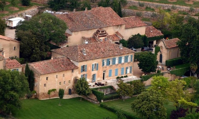 Τζολί - Πιτ: Στο «σφυρί» το κτήμα που παντρεύτηκαν στη Γαλλία (pics)