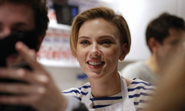 Πανδαιμόνιο στο Παρίσι για τη Σκάρλετ Γιόχανσον - Άνοιξε μαγαζί με ποπ κορν και σερβίρει!