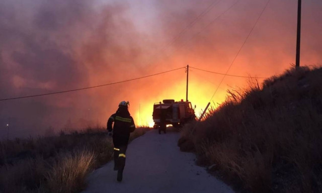 Υπό μερικό έλεγχο η φωτιά στη Σύρο