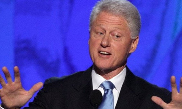 Σόκαρε τους τηλεθεατές η Πόλα Τζόουνς: «Ο Μπιλ Κλίντον μού ζήτησε να φιλήσω τα...» (vid)