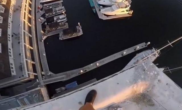 Βίντεο – σοκ: Βουτάει από τον όγδοο όροφο και... Αντέχετε να δείτε τη συνέχεια;