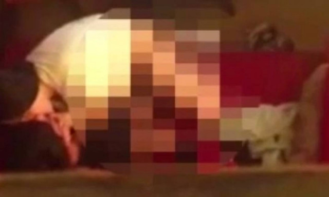 Αυτή η... σύνδεση δεν του έπεφτε με τίποτα: Ξαναμμένο ζευγάρι κάνει σεξ μέσα σε ίντερνετ καφέ (vid)