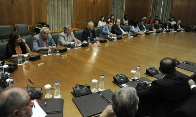 Σε «αναμμένα κάρβουνα» η κυβέρνηση ΣΥΡΙΖΑ - ΑΝΕΛ για τηλεοπτικές άδειες  και ανασχηματισμό