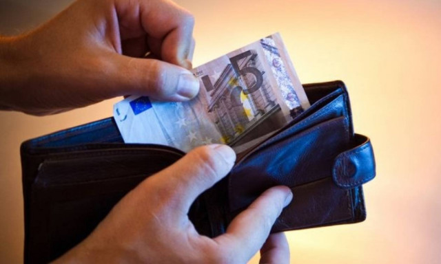 Βυθίζεται το διαθέσιμο εισόδημα των νοικοκυριών