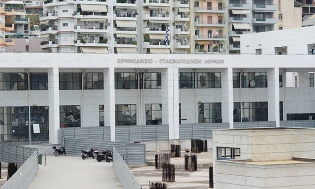 Χαμός σε πλειστηριασμό στο Ειρηνοδικείο Αθηνών: «Παλιοκοράκι, κουνάς και το κεφάλι» (video)