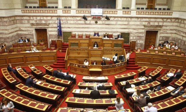 Τηλεοπτικές άδειες: Σφοδρή επίθεση της αντιπολίτευσης στην κυβέρνηση μετά την απόφαση του ΣτΕ