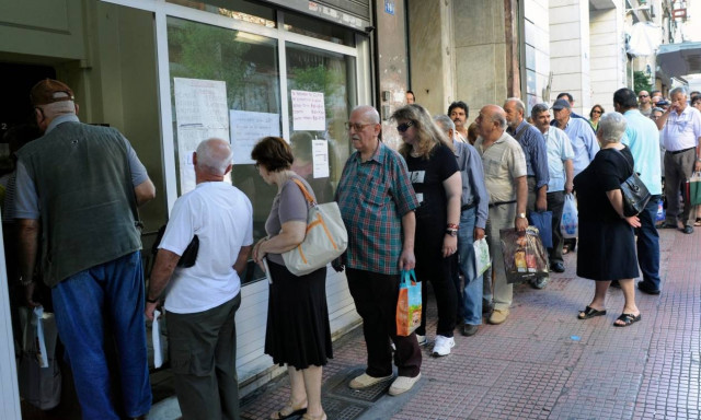 Από σήμερα οι καταβολές των συντάξεων: «Ουρές» στα ταμεία και όχι στα ATM