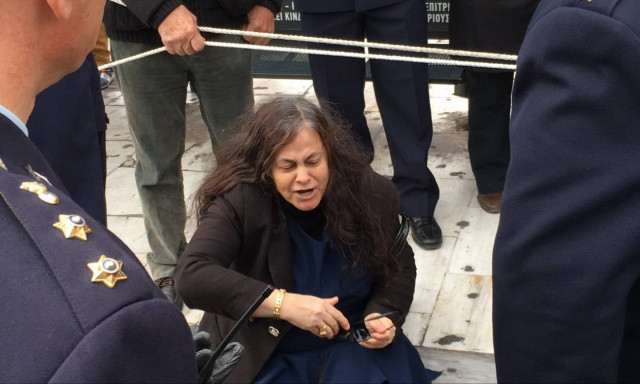 28η Οκτωβρίου: Ένταση στο Σύνταγμα κατά τη διάρκεια της μαθητικής παρέλασης (vid+pics)