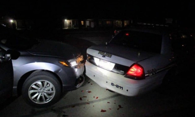 Γδύθηκε καθώς οδηγούσε για να βγάλει γυμνόστηθη σέλφι και τράκαρε με περιπολικό (Pics)