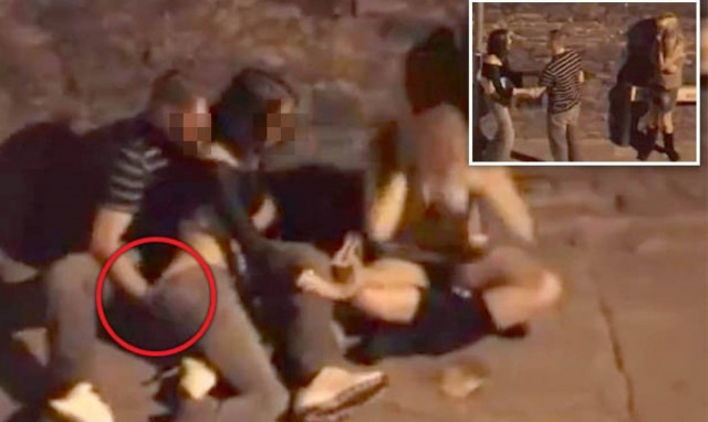 Το ακατάλληλο βίντεο που αηδίασε το διαδίκτυο: Την ικανοποιεί στο πεζοδρόμιο ενώ δίπλα η φίλη της...