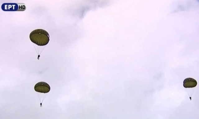 28η Οκτωβρίου: «Μάγεψαν» οι αλεξιπτωτιστές στη στρατιωτική παρέλαση της Θεσσαλονίκης (vid)