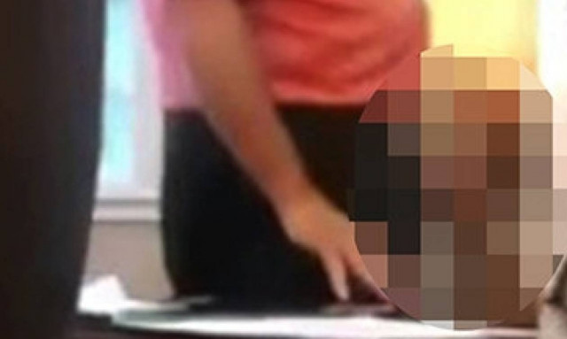 Σάλος με κρυφό sex tape διάσημου παρουσιαστή: Απολαμβάνει στοματικό σεξ από μία… (video)