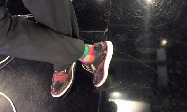 Συμβαίνει τώρα. Δείτε κάλτσα που επέλεξε Έλληνας παρουσιαστής