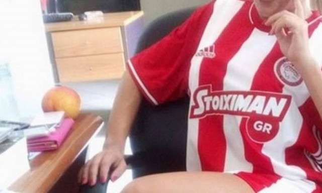 Χαμός! Εντυπωσιακή ξανθιά... γυμνή στο «Γ. Καραϊσκάκης» (photos)