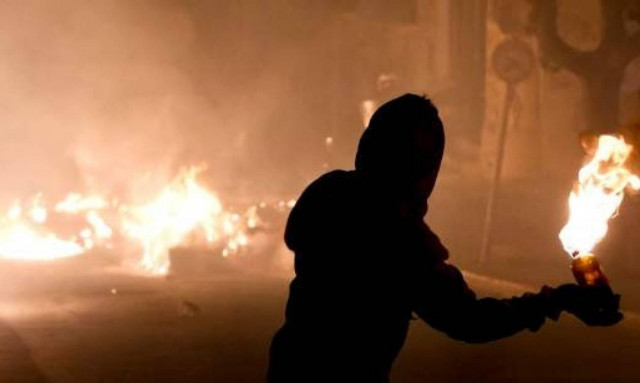 Επιθέσεις αγνώστων με μολότοφ σε διμοιρίες των ΜΑΤ στα Εξάρχεια