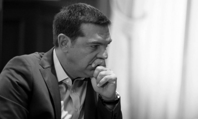 Ο Τσίπρας αντιμέτωπος με την ήττα και τη διάσπαση