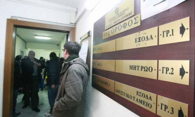 Η μισή Ελλάδα χρωστάει και ο Τσίπρας ασχολείται με τις άδειες...