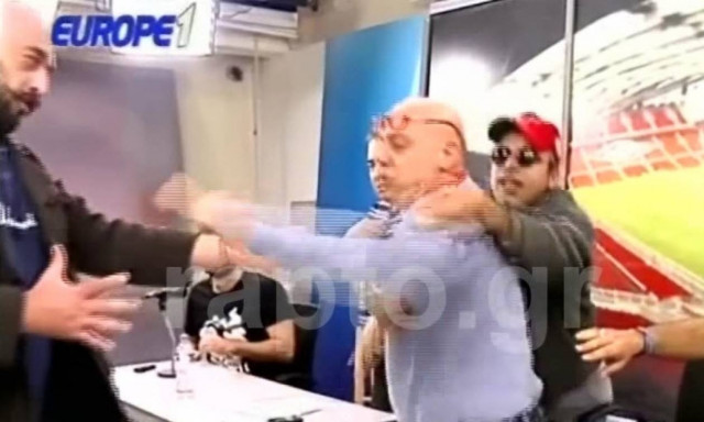 Χαμός στο τηλεοπτικό πλατό - Στα «χέρια» γνωστός δημοσιογράφος με οπαδό ομάδας (vid)