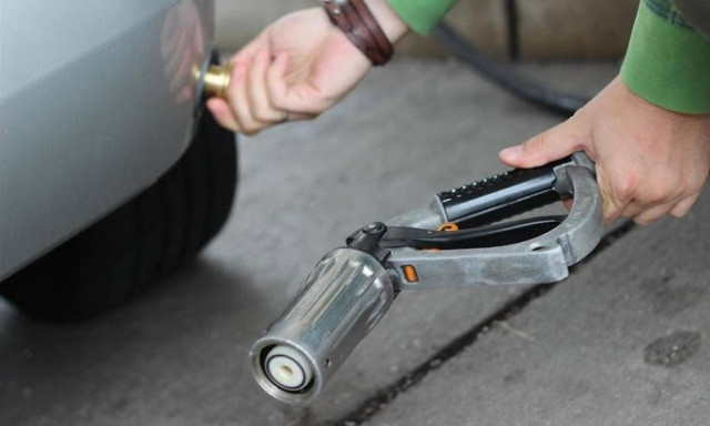 Ξεκίνησε να «ρολάρει» και στην Ελλάδα το φυσικό αέριο: Οι σταθμοί ανεφοδιασμού