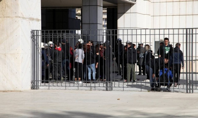 Δίκη Χρυσής Αυγής: Ξύλο μεταξύ αντιφασιστών και χρυσαυγιτών - Διεκόπη η συνεδρίαση