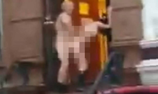 Ξαναμμένοι και ασυγκράτητοι: Βγήκαν να κάνουν σεξ στο… πλατύσκαλο του σπιτιού τους! (video)