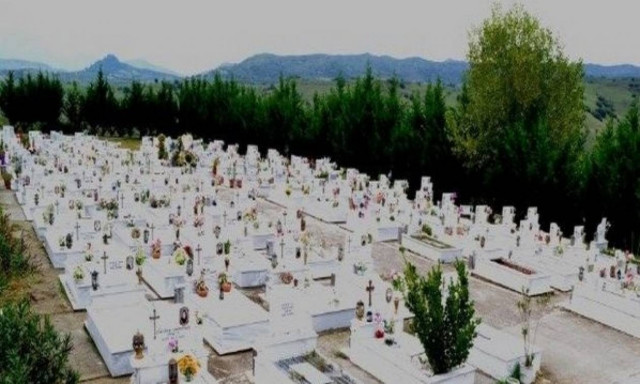 Μακάβριο: Δείτε τι περίεργο συμβαίνει σε νεκροταφείο των Τρικάλων (ΠΡΟΣΟΧΗ - ΣΟΚΑΡΙΣΤΙΚΕΣ ΕΙΚΟΝΕΣ)