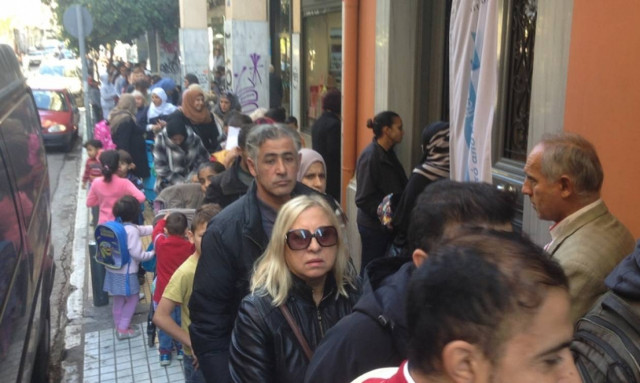 Τεράστια ουρά στο κέντρο της Αθήνας για τέσσερις δωρεάν γκοφρέτες (photos&video)