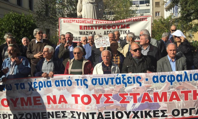 Οργή συνταξιούχων: Έκαψαν τις επιστολές Κατρούγκαλου έξω από το υπουργείο Εργασίας (photo-video)