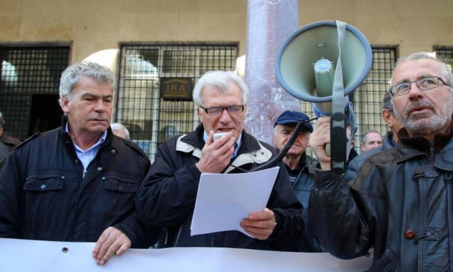 Στα «κάγκελα» οι συνταξιούχοι για τις περικοπές - Συγκέντρωση διαμαρτυρίας στη πλατεία Κοτζιά