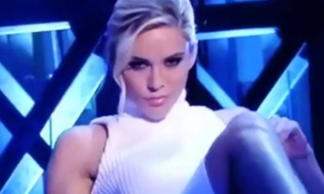 Σταυροπόδι χωρίς εσώρουχο (;) α λα… Σάρον Στόουν από τη Ρία Αντωνίου (video)