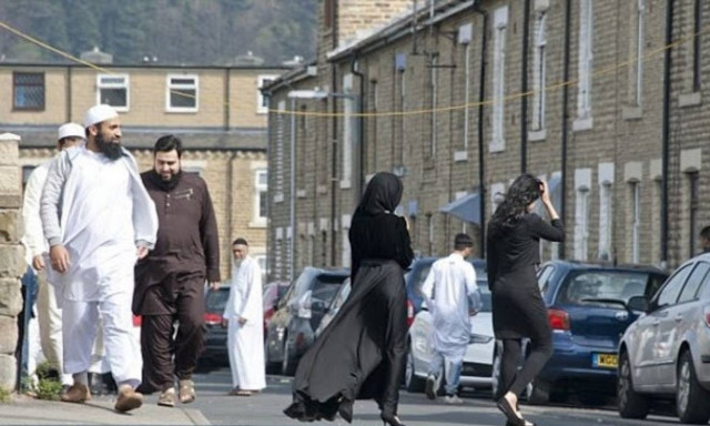 Έρευνα: Οι Βρετανοί ειδικοί ανησυχούν για κοινωνικό διαχωρισμό με φυλετικά κριτήρια