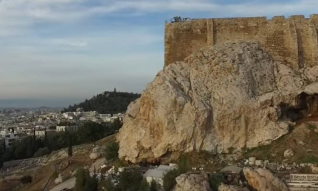 Μυστήριο! Βλέπετε κι εσείς το προφίλ ενός άντρα λαξευμένο στο βράχο της Ακρόπολης;
