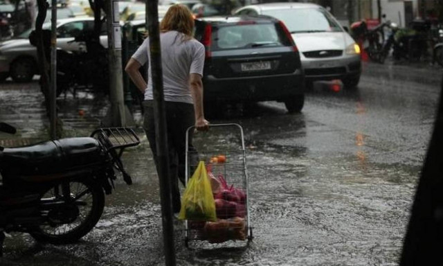 Η ελληνική «βόμβα» χτυπάει: Σταθερή μείωση του διαθέσιμου εισοδήματος