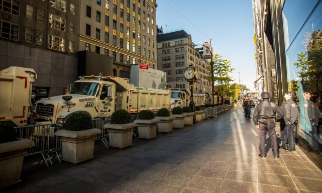 Αμερικανικές εκλογές 2016: Γιατί περικύκλωσαν τον πύργο του Τραμπ σκουπιδιάρικα; (Pics)