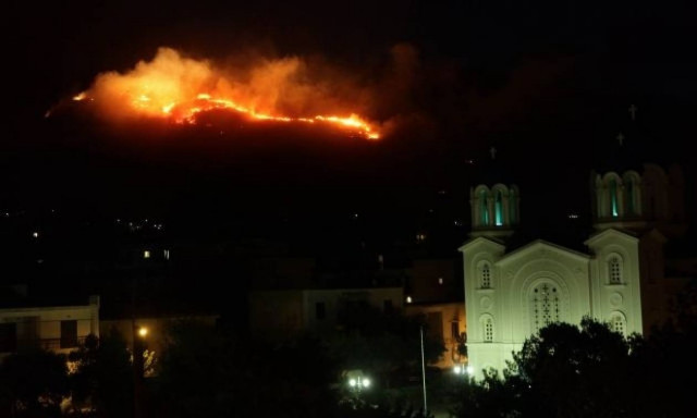 Μάχη με τις φλόγες και τους ισχυρούς ανέμους δίνουν οι πυροσβέστες στην Κάρυστο