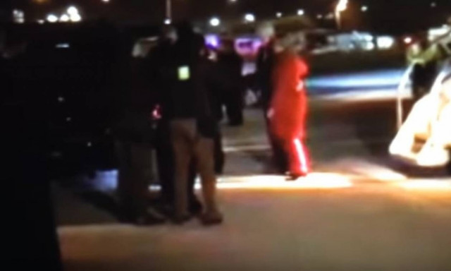 Εκλογές ΗΠΑ 2016: Υποβασταζόμενη η Κλίντον λίγο πριν το άνοιγμα της κάλπης (video)