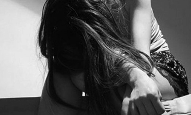 ΣΟΚ: 18χρονη πήγε να καταγγείλει το βιασμό της στην Αστυνομία και τη βίασε ο Διοικητής του Τμήματος!