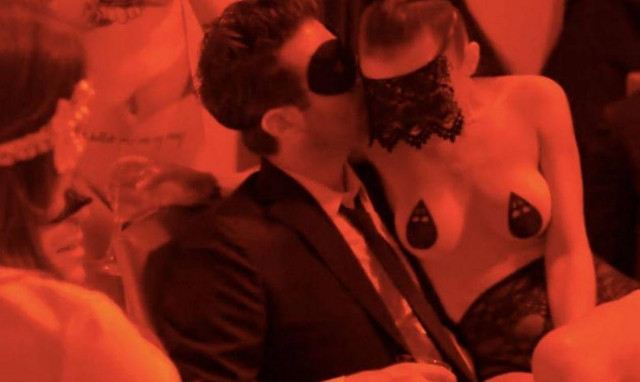 Τα όργια της Τζολί σε σεξ κλαμπ: Έκανε στοματικό σε αγνώστους και ζητούσε από γυναίκες να... (vids)