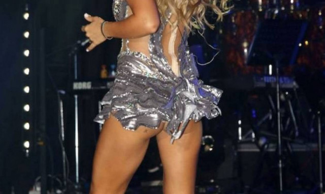 Ελληνίδα τραγουδίστρια αποκάλυψε στην πίστα τον... εσωτερικό της κόσμο (pics)