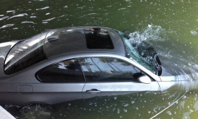 Πάτρα: Αυτοκίνητο έκανε «βουτιά» στη θάλασσα