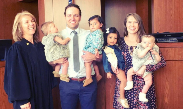 Ζευγάρι υιοθέτησε 4 παιδιά σε 24 ώρες, στην πιο μαγική ημέρα στην Ιστορία των Υιοθεσιών