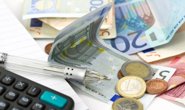 Νέα φοροκαταιγίδα για το 2017: Ακριβαίνουν καύσιμα, τσιγάρα, καφές, τηλέφωνα