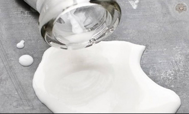 Έπεσε το γάλα του μωρού στο χαλί: Και τώρα τι κάνουμε