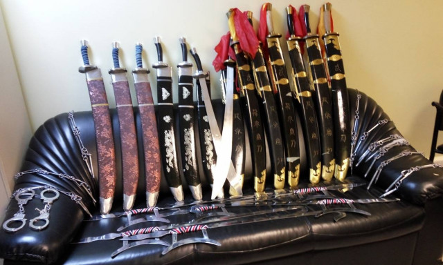Θεσσαλονίκη: Σπαθιά, δρεπάνια, ξίφη και λόγχες στο... οπλοστάσιο 46χρονου (pics)