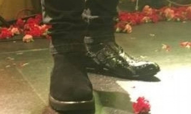 Το «τερμάτισε»: Βγήκε στην πίστα με σκισμένο τζιν και διαφορετικά παπούτσια