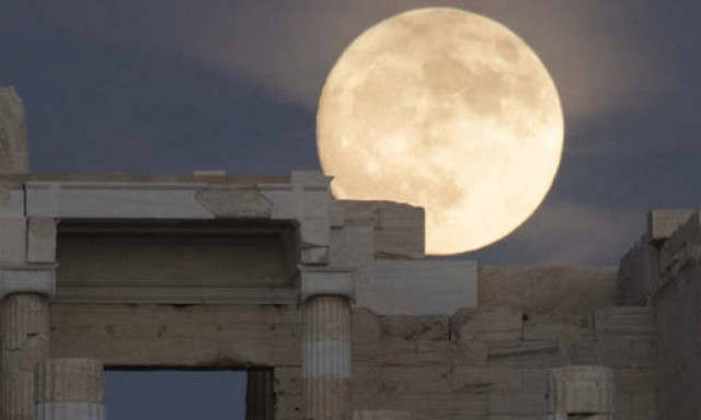 Η Υπερπανσέληνος «αγκαλιάζει» την Ακρόπολη (pics)