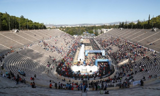Μαραθώνιος 2016 Live – Απίστευτη γκάφα: Ανάποδα η ελληνική σημαία!