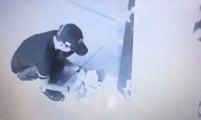 Η καλύτερη μέρα της ζωής του: Πήγε για ανάληψη και το ATM δεν σταματούσε να βγάζει λεφτά! (video)