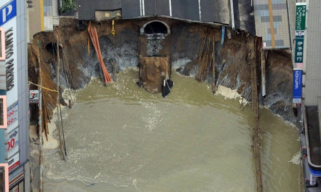 Εντυπωσιακό: Δείτε πώς έκλεισαν την τεράστια καταβόθρα στην Ιαπωνία μέσα σε δυο ημέρες! (pics+vid)