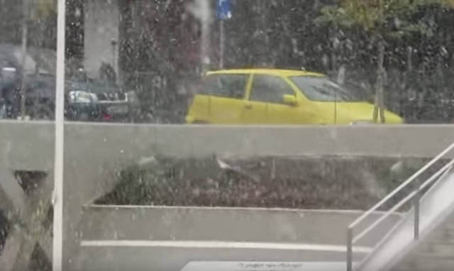 Κακοκαιρία: Έντονη χιονόπτωση στην πόλη της Κοζάνης (vid)